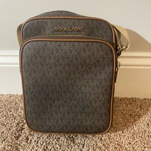 Micheal Kors cross body purse
